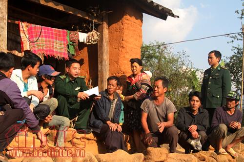 Hình ảnh cảm động về chiến sĩ quân hàm xanh '4 cùng' giúp dân ảnh 9